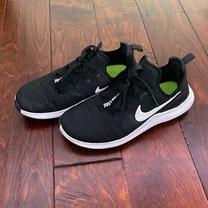 Black and white Nike shoes size 9